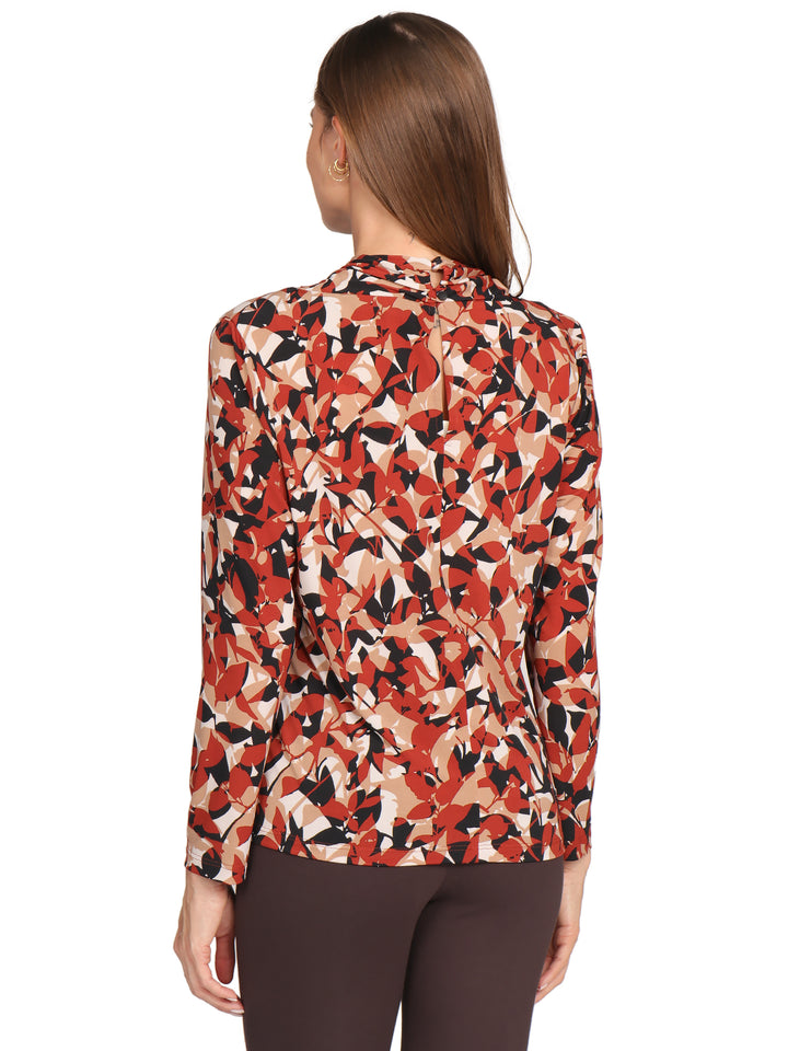 Blusa Cuello Asimétrico, con aplicación , Manga larga