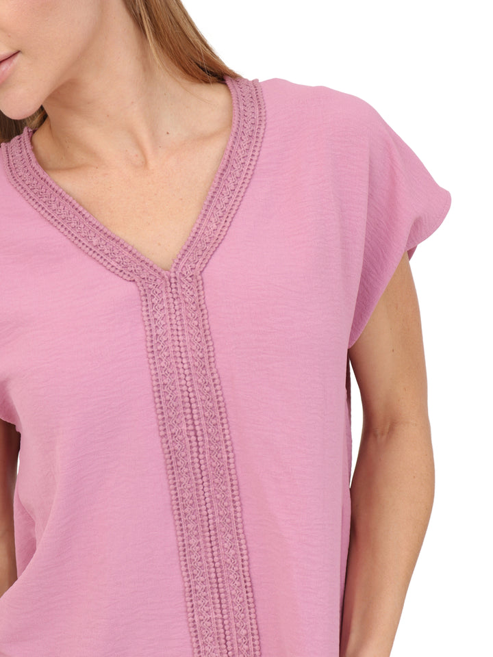 Blusa Cuello en V,Detalle en encaje,  Manga  Corta, Lisa