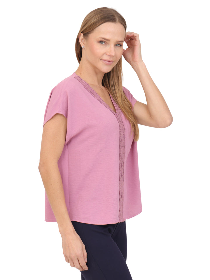 Blusa Cuello en V,Detalle en encaje,  Manga  Corta, Lisa