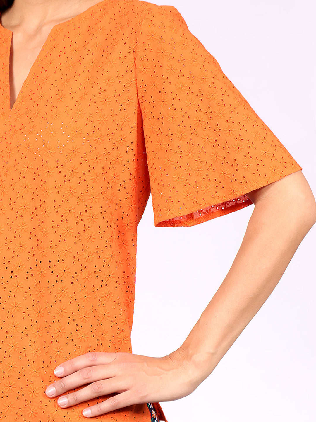 Blusa Cuello V, Manga Corta, Bordada