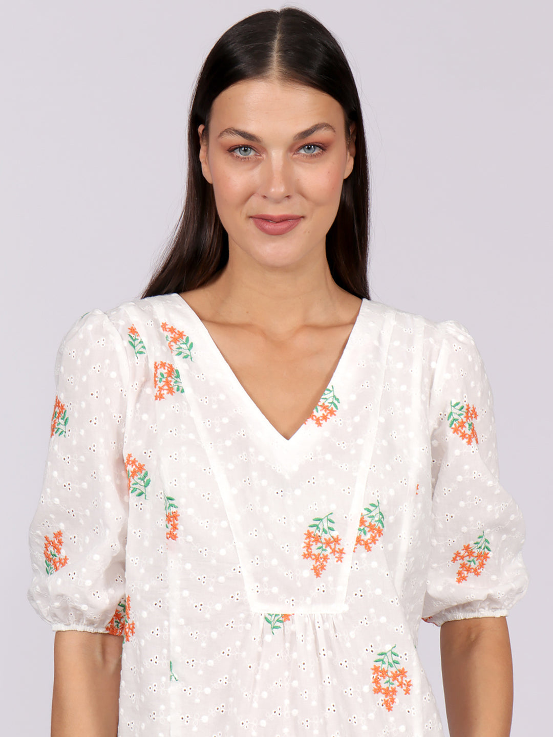 Blusa Cuello V, Manga Corta Aglobada, Bordada