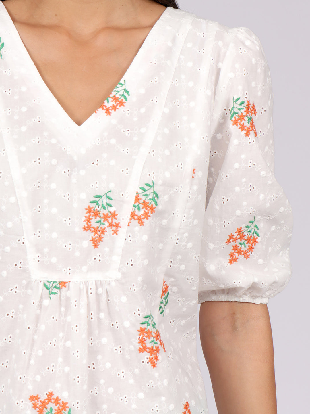 Blusa Cuello V, Manga Corta Aglobada, Bordada