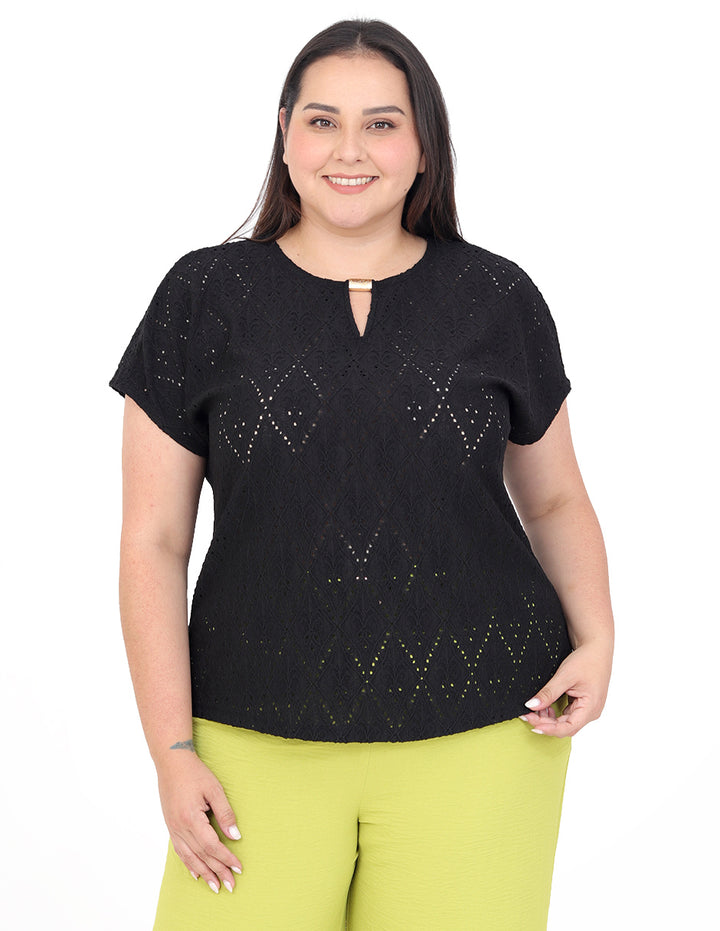 Blusa Curvy Carilo, Cuello Redondo con Aplicación,  Manga Corta