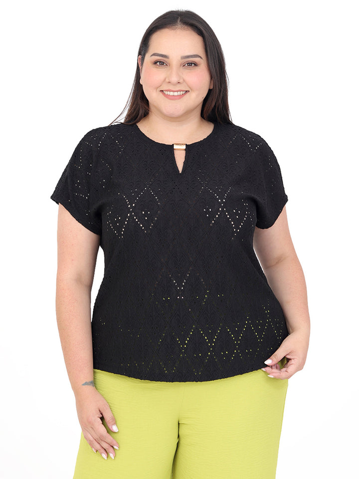 Blusa Curvy Carilo, Cuello Redondo con Aplicación,  Manga Corta