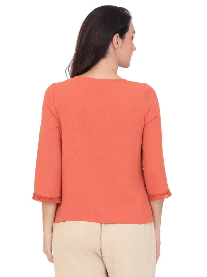 Blusa Cuello V, Manga 3/4, Lisa con Detalles en Manga y Cuello