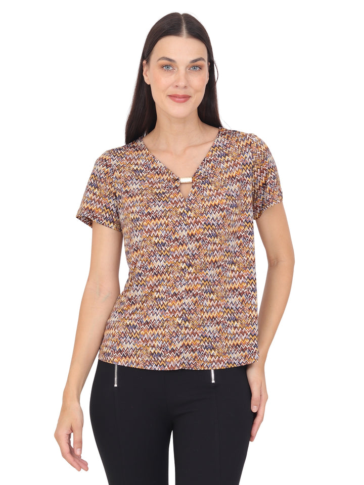 Blusa Cuello V con Aplicación, Manga Corta, Estampada
