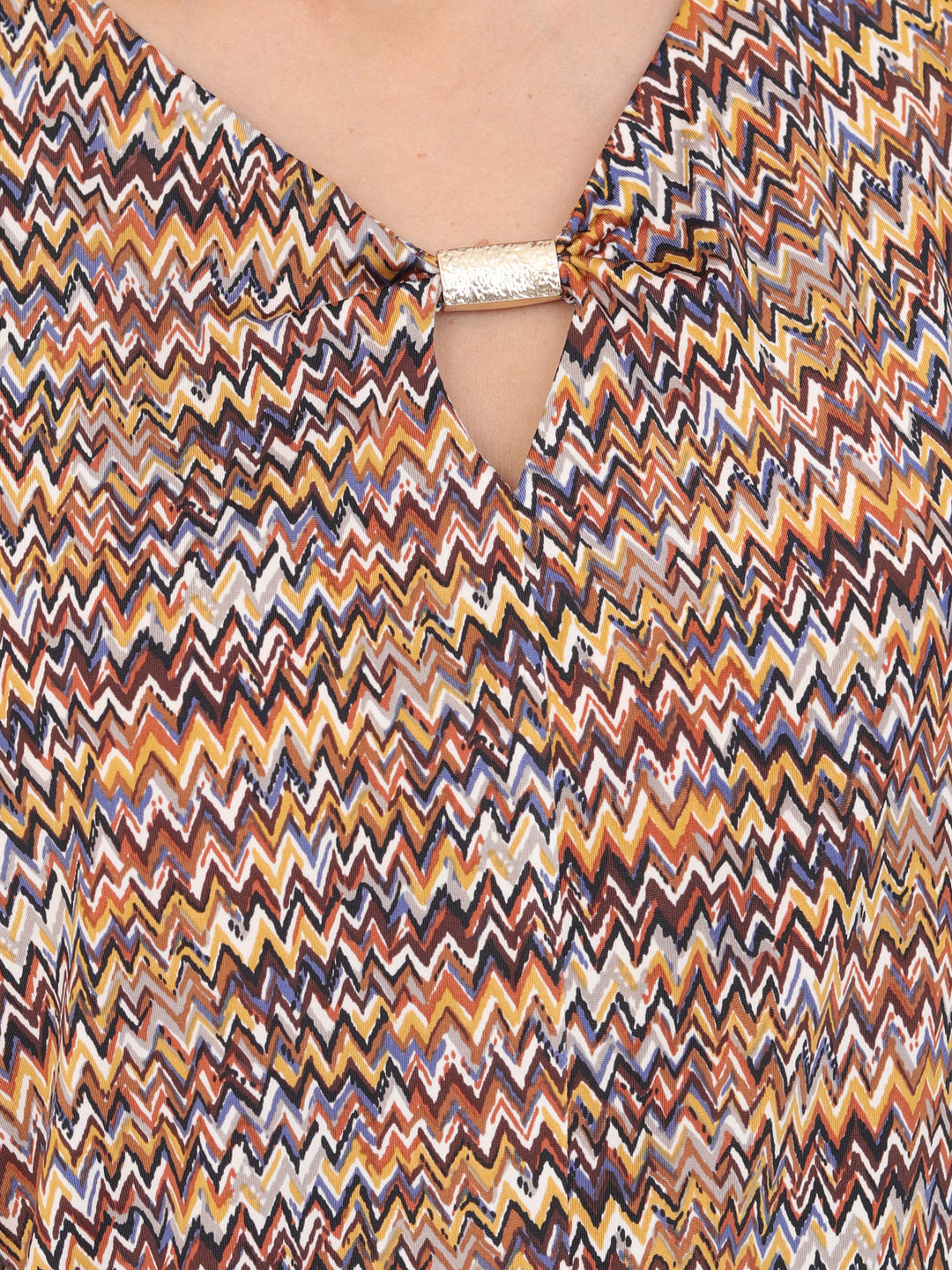 Blusa Cuello V con Aplicación, Manga Corta, Estampada