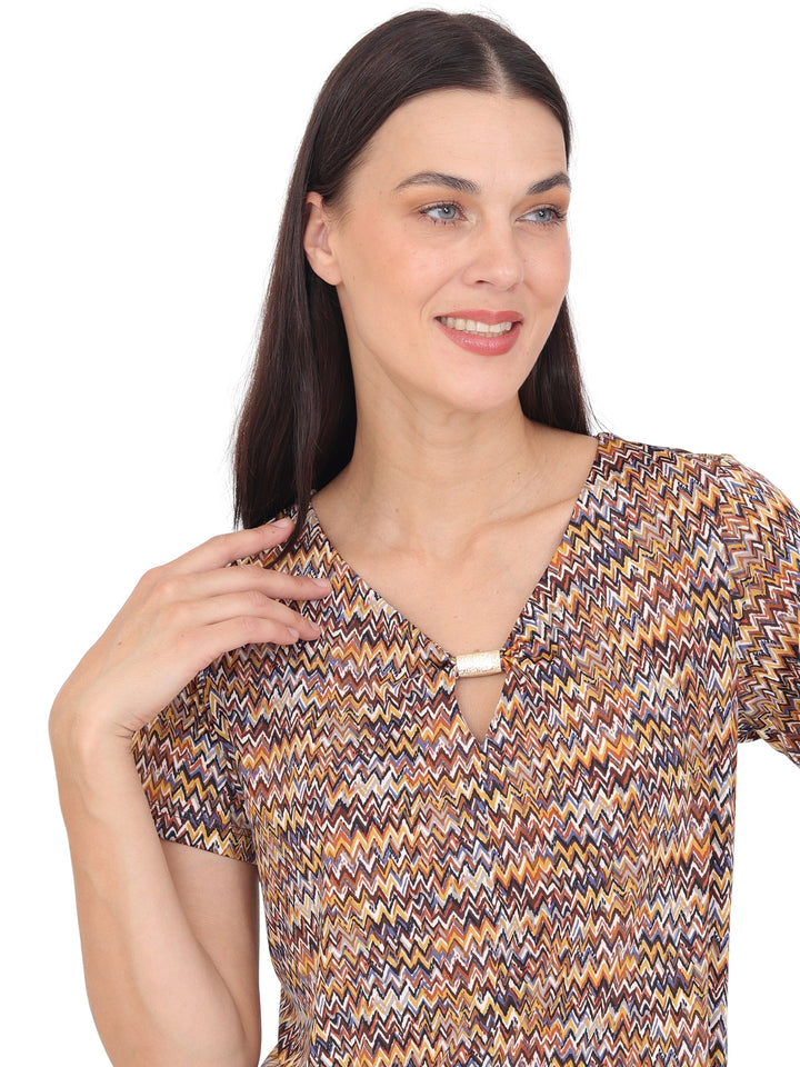 Blusa Cuello V con Aplicación, Manga Corta, Estampada